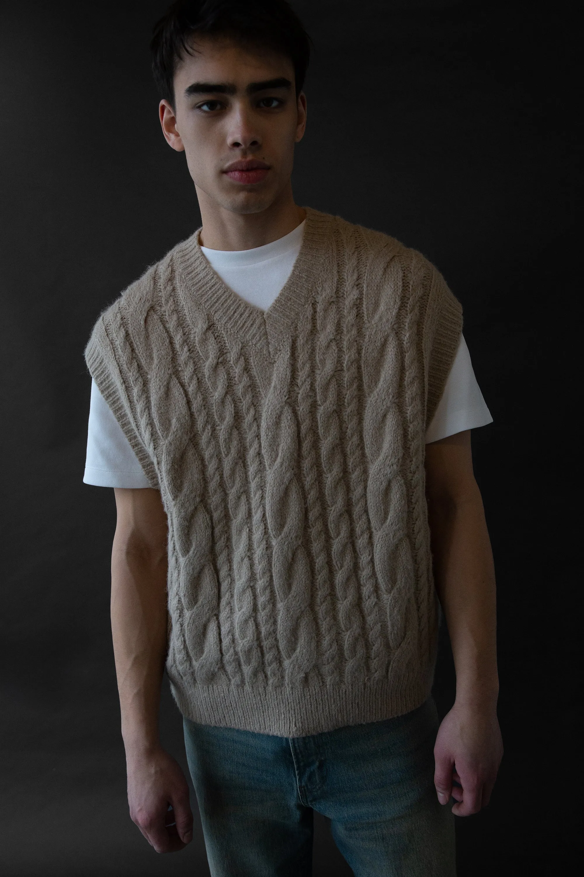 CABLE KNIT SWEATER VEST