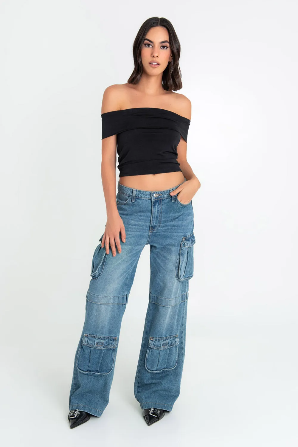 Crop top ajustado con hombros descubiertos