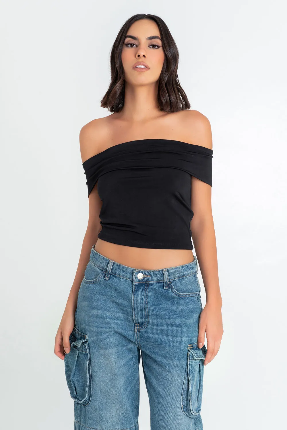 Crop top ajustado con hombros descubiertos