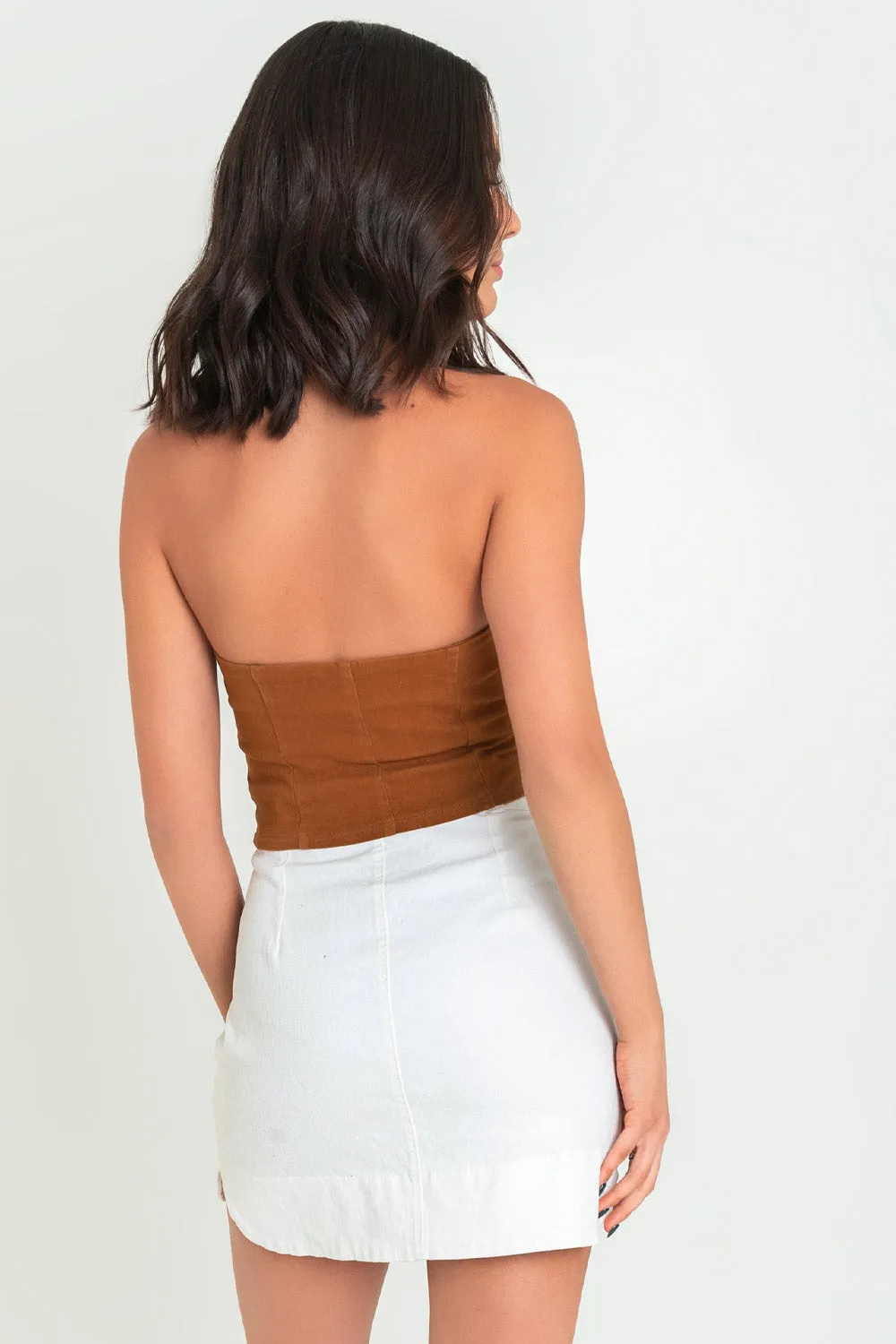 Top corto strapless con botones escote corazón